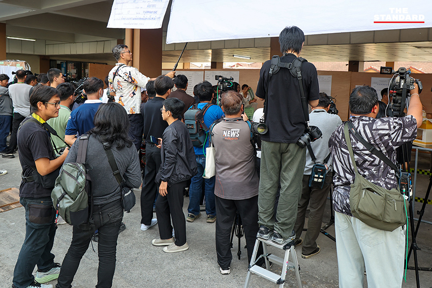 บรรยากาศการนับคะแนนเลือกตั้งใหม่ หน่วยเลือกตั้งที่ 10 เขตคันนายาว โดยมีประชาชนและนักการเมืองร่วมสังเกตการณ์ 10