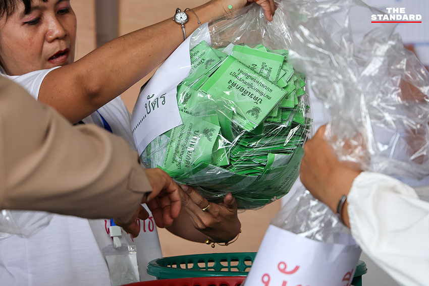 บรรยากาศการนับคะแนนเลือกตั้งใหม่ หน่วยเลือกตั้งที่ 10 เขตคันนายาว โดยมีประชาชนและนักการเมืองร่วมสังเกตการณ์ 2