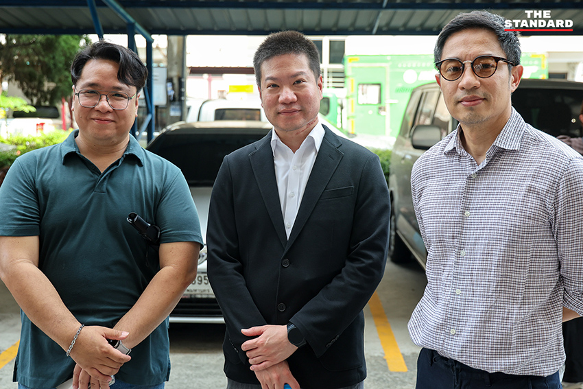 บรรยากาศการนับคะแนนเลือกตั้งใหม่ หน่วยเลือกตั้งที่ 10 เขตคันนายาว โดยมีประชาชนและนักการเมืองร่วมสังเกตการณ์ 4