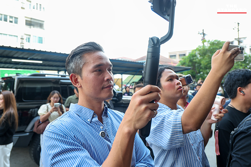 บรรยากาศการนับคะแนนเลือกตั้งใหม่ หน่วยเลือกตั้งที่ 10 เขตคันนายาว โดยมีประชาชนและนักการเมืองร่วมสังเกตการณ์ 5