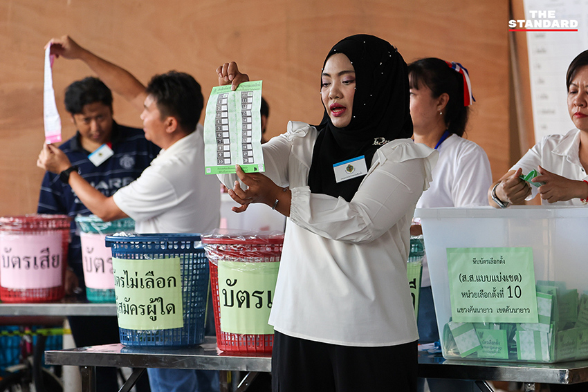 บรรยากาศการนับคะแนนเลือกตั้งใหม่ หน่วยเลือกตั้งที่ 10 เขตคันนายาว โดยมีประชาชนและนักการเมืองร่วมสังเกตการณ์ 7