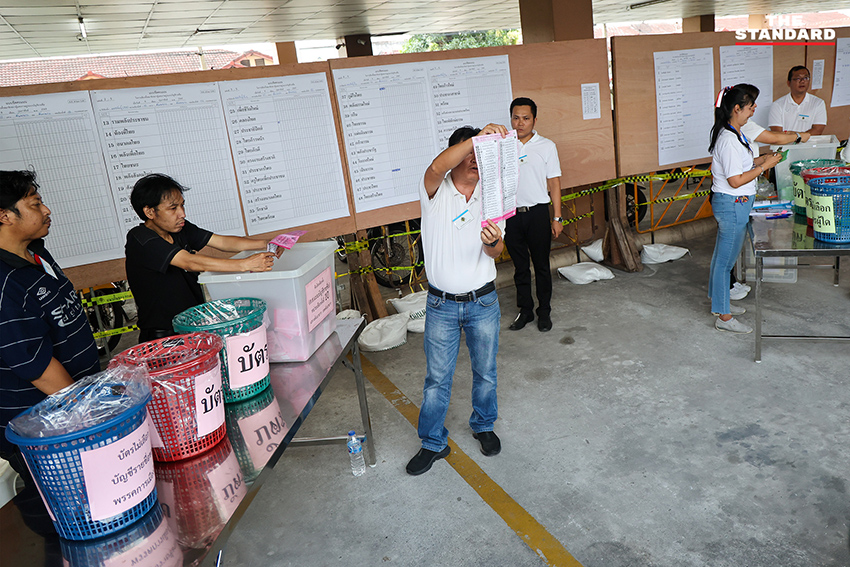 บรรยากาศการนับคะแนนเลือกตั้งใหม่ หน่วยเลือกตั้งที่ 10 เขตคันนายาว โดยมีประชาชนและนักการเมืองร่วมสังเกตการณ์ 8