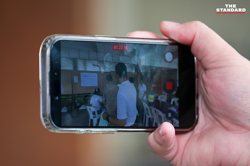 บรรยากาศการนับคะแนนเลือกตั้งใหม่ หน่วยเลือกตั้งที่ 10 เขตคันนายาว โดยมีประชาชนและนักการเมืองร่วมสังเกตการณ์ 9