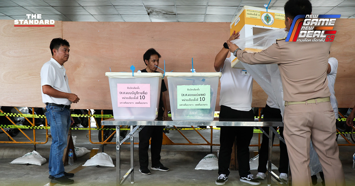 บรรยากาศการนับคะแนนเลือกตั้งใหม่ หน่วยเลือกตั้งที่ 10 เขตคันนายาว โดยมีประชาชนและนักการเมืองร่วมสังเกตการณ์