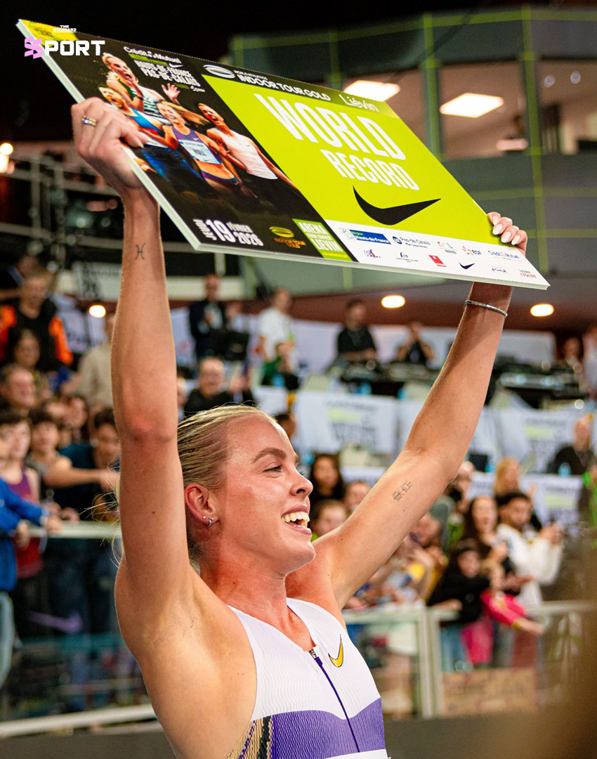 คีลีย์ ฮอดจ์กินสัน กำลังวิ่งและมองไปข้างหน้าด้วยความมุ่งมั่นในการแข่งขันวิ่ง 800 เมตรในร่ม 4