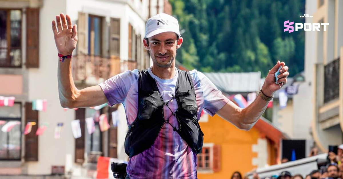 Kilian Jornet นักวิ่งเทรลชื่อดังท่ามกลางทิวทัศน์ภูเขาพร้อมโลโก้ UTMB