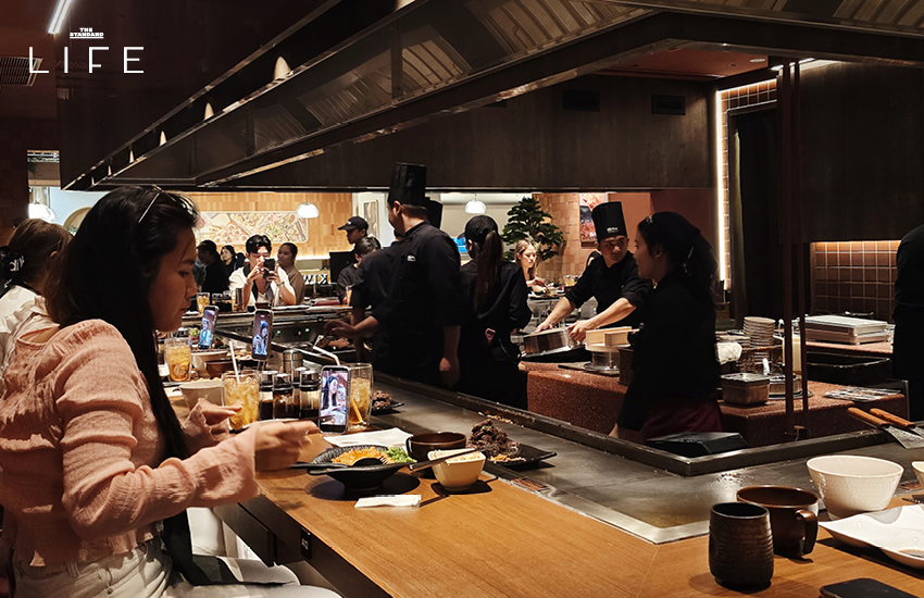 แฮมเบิร์กเนื้อวากิวระดับพรีเมียมจากร้าน Kiwamiya กำลังย่างบนเตาเทปปันร้อนๆ พร้อมเสิร์ฟ 1