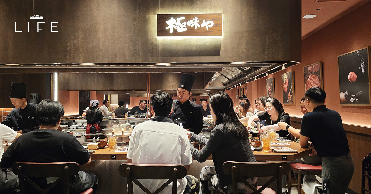 แฮมเบิร์กเนื้อวากิวระดับพรีเมียมจากร้าน Kiwamiya กำลังย่างบนเตาเทปปันร้อนๆ พร้อมเสิร์ฟ