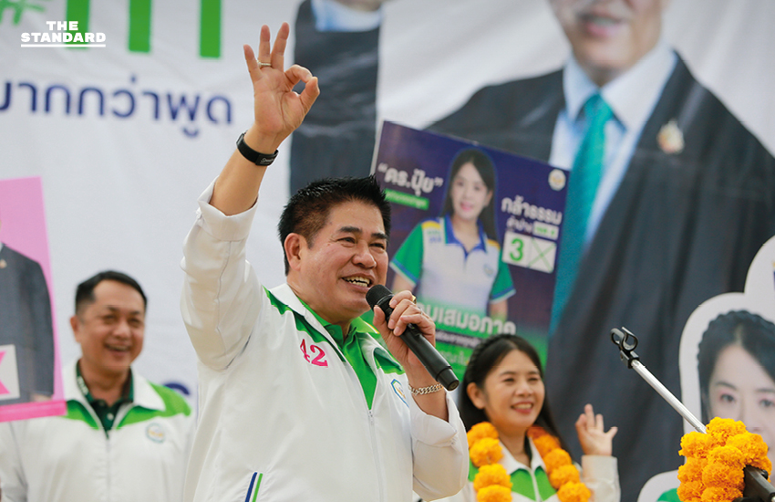 ร.อ. ธรรมนัส พรหมเผ่า ประธานที่ปรึกษาพรรคกล้าธรรม กำลังปราศรัยหาเสียงพร้อม เพ็ญภัค รัตนคำฟู ผู้สมัคร สส.ลำปาง ท่ามกลางประชาชนจำนวนมาก 1