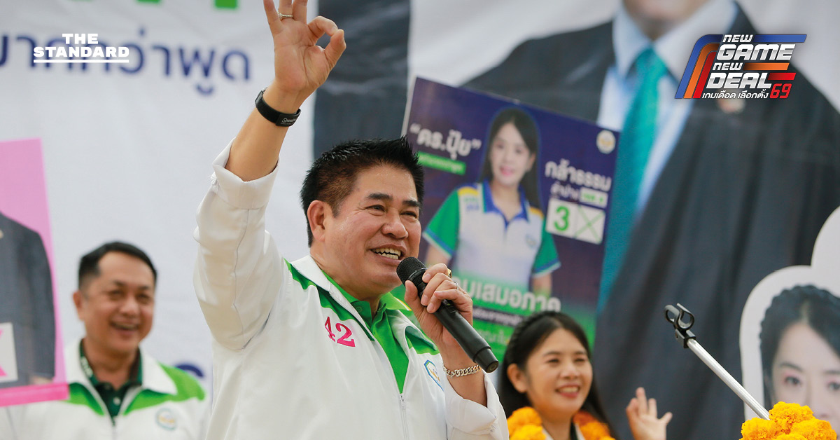 ร.อ. ธรรมนัส พรหมเผ่า ประธานที่ปรึกษาพรรคกล้าธรรม กำลังปราศรัยหาเสียงพร้อม เพ็ญภัค รัตนคำฟู ผู้สมัคร สส.ลำปาง ท่ามกลางประชาชนจำนวนมาก