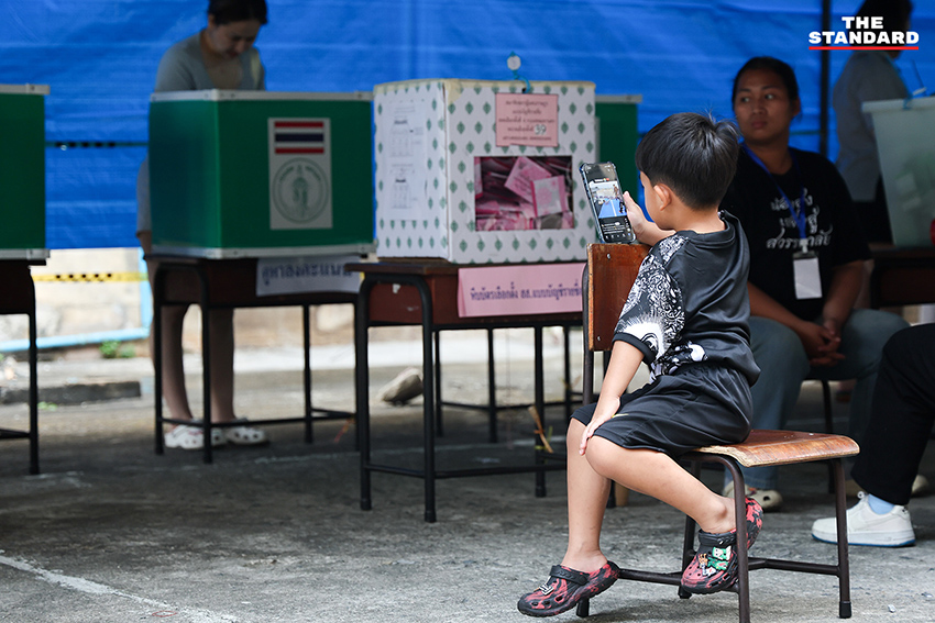 อาสาสมัครสาธารณสุข ชุมชนคลองเตย ใช้รถเข็นอำนวยความสะดวกกลุ่มเปราะบางมาใช้สิทธิเลือกตั้ง 10