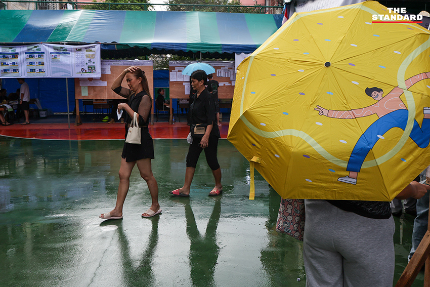 อาสาสมัครสาธารณสุข ชุมชนคลองเตย ใช้รถเข็นอำนวยความสะดวกกลุ่มเปราะบางมาใช้สิทธิเลือกตั้ง 12