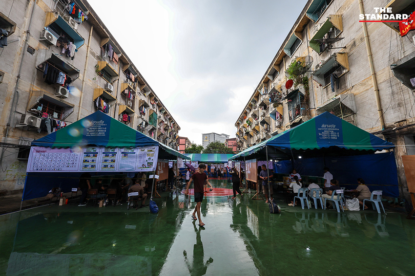 อาสาสมัครสาธารณสุข ชุมชนคลองเตย ใช้รถเข็นอำนวยความสะดวกกลุ่มเปราะบางมาใช้สิทธิเลือกตั้ง 14