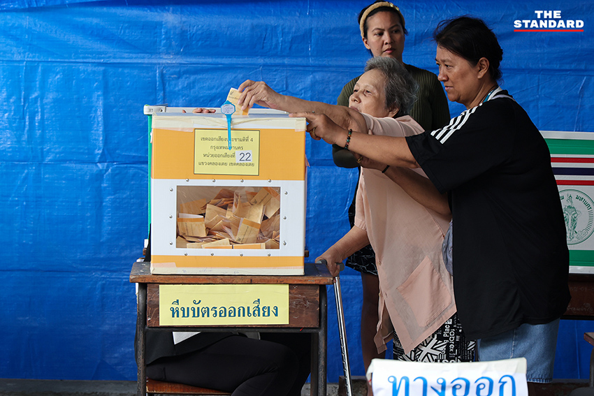 อาสาสมัครสาธารณสุข ชุมชนคลองเตย ใช้รถเข็นอำนวยความสะดวกกลุ่มเปราะบางมาใช้สิทธิเลือกตั้ง 4