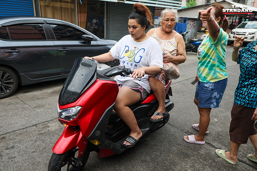 อาสาสมัครสาธารณสุข ชุมชนคลองเตย ใช้รถเข็นอำนวยความสะดวกกลุ่มเปราะบางมาใช้สิทธิเลือกตั้ง 8