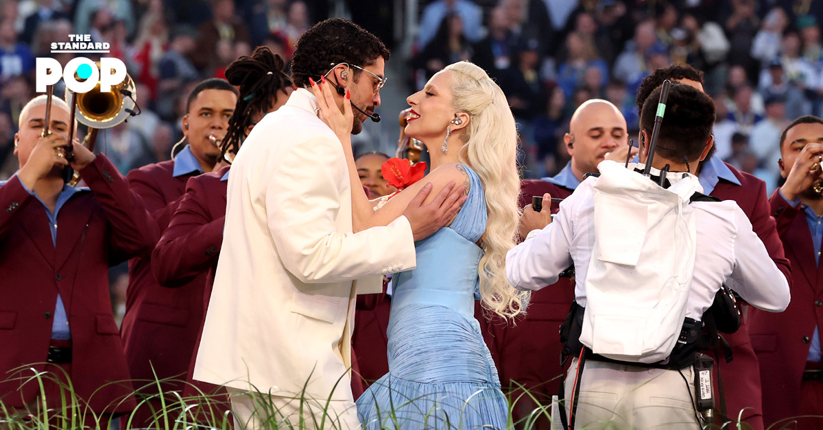 Lady Gaga และ Bad Bunny กำลังเต้นรำร่วมกันบนเวที Super Bowl Halftime Show 2026