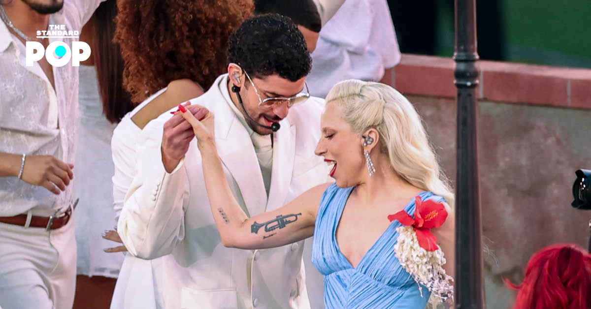 เลดี้ กาก้า และ Bad Bunny กำลังแสดงร่วมกันบนเวที Super Bowl Halftime Show