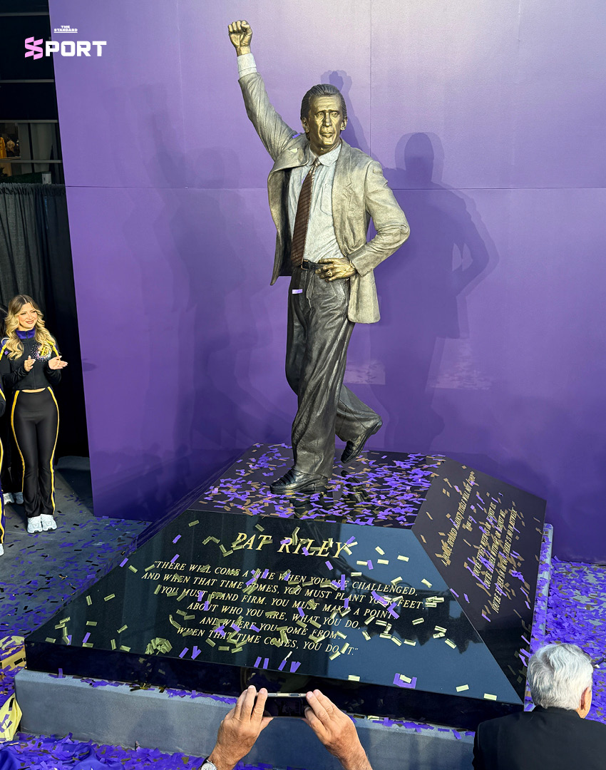 รูปปั้นบรอนซ์ของ แพต ไรลีย์ อดีตเฮดโค้ชระดับตำนานของ LA Lakers 2
