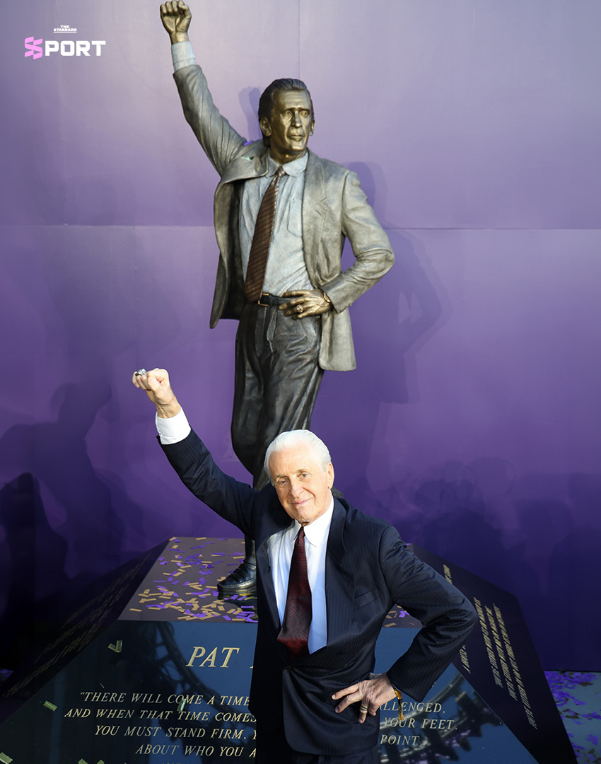 รูปปั้นบรอนซ์ของ แพต ไรลีย์ อดีตเฮดโค้ชระดับตำนานของ LA Lakers 3