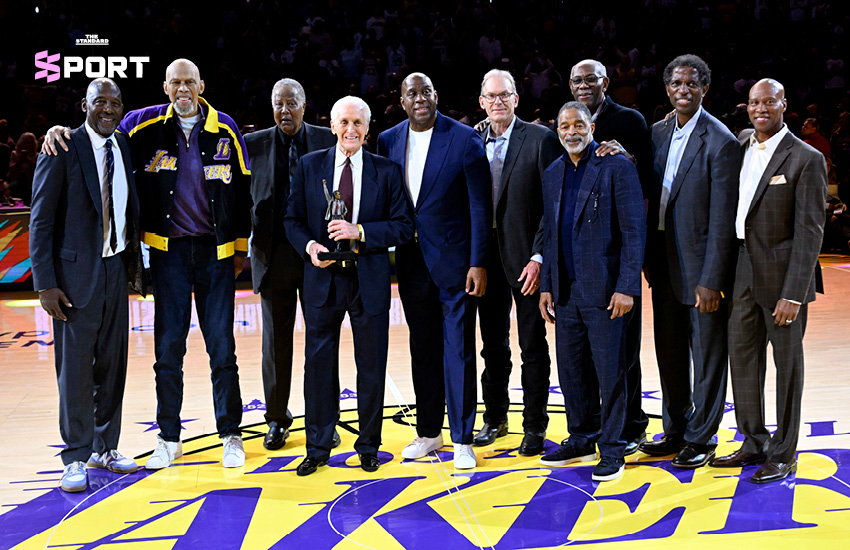 รูปปั้นบรอนซ์ของ แพต ไรลีย์ อดีตเฮดโค้ชระดับตำนานของ LA Lakers 4