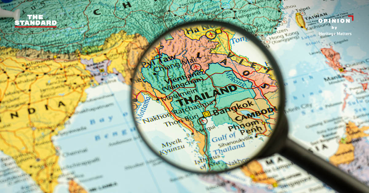 ภาพแนวคิดโครงการแลนด์บริดจ์ตัดผ่านพื้นที่ป่าและระบบนิเวศคอคอดกระ แสดงถึงผลกระทบต่อธรรมชาติ