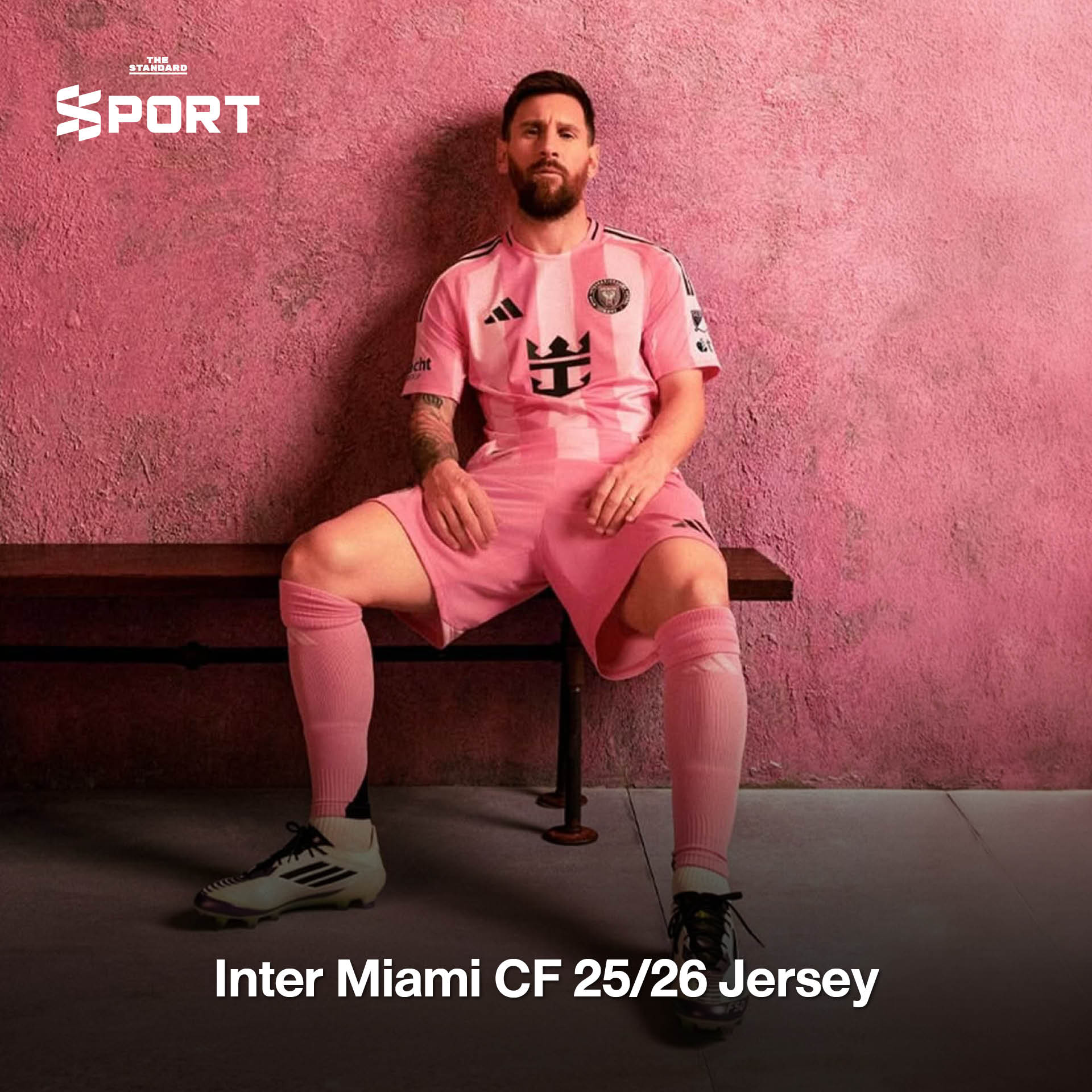 ภาพรวมไอเท็มกีฬาโทนสีชมพู เช่น รองเท้า เสื้อผ้า และอุปกรณ์ออกกำลังกาย สำหรับเดือนแห่งความรัก 3