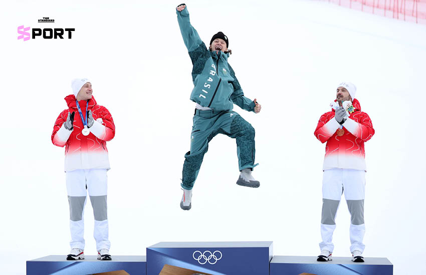 ลูคัส ปินเฮโร บราเธน นักสกีทีมชาติบราซิล แสดงความดีใจหลังคว้าเหรียญทองโอลิมปิกฤดูหนาว 4