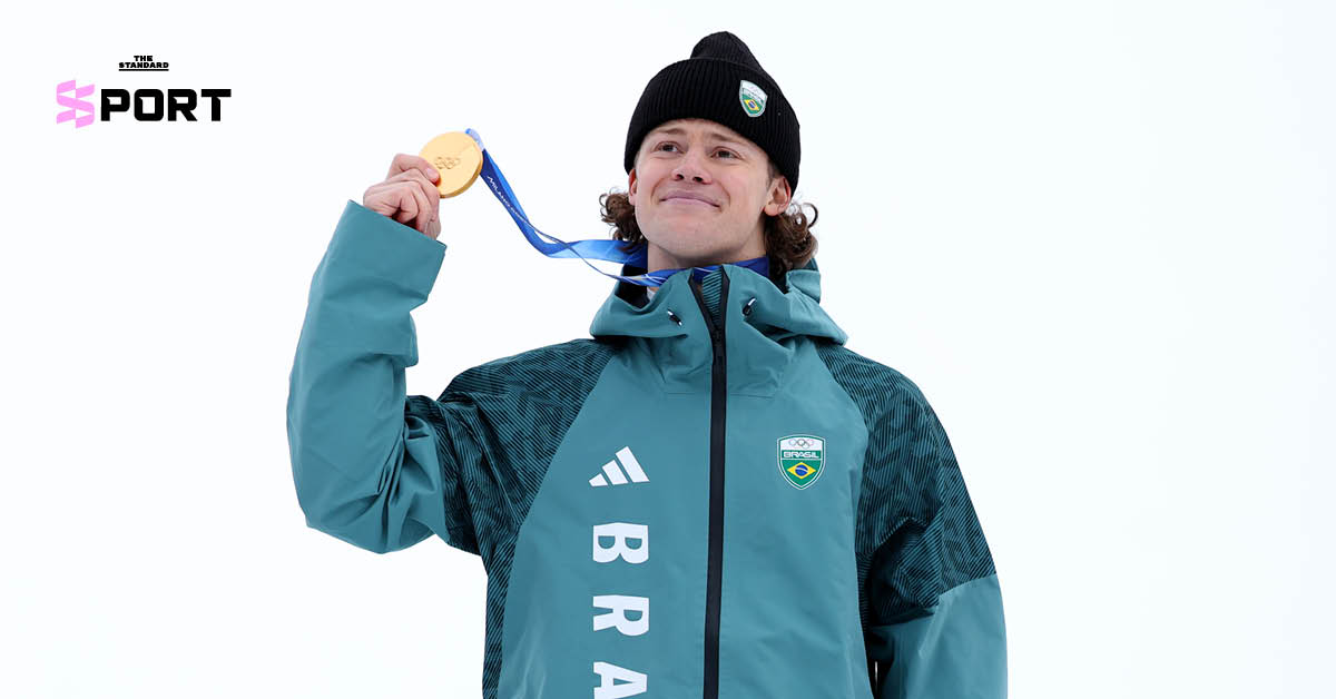 ลูคัส ปินเฮโร บราเธน นักสกีทีมชาติบราซิล แสดงความดีใจหลังคว้าเหรียญทองโอลิมปิกฤดูหนาว