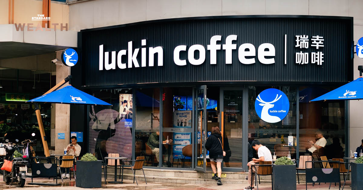 ป้ายหน้าร้าน Luckin Coffee สาขาแฟลกชิปที่ 30,000 ในเมืองเซินเจิ้น ประเทศจีน