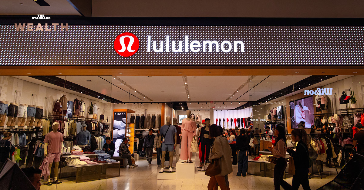 ภาพชุดออกกำลังกาย Lululemon โดยมีโลโก้แบรนด์ Alo และ Vuori อยู่ใกล้ๆ สื่อถึงการแข่งขันในตลาด Athleisure