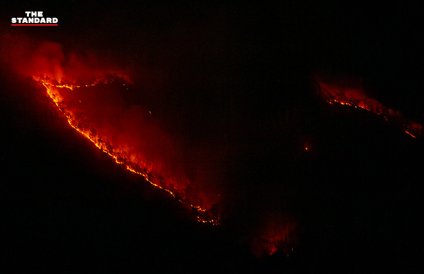 ภาพเจ้าหน้าที่ระดมกำลังเดินเท้าเข้าควบคุมไฟป่าที่ลุกลามในพื้นที่หน้าผาสูงชันอำเภอแม่ออน 1