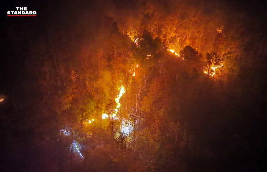 ภาพเจ้าหน้าที่ระดมกำลังเดินเท้าเข้าควบคุมไฟป่าที่ลุกลามในพื้นที่หน้าผาสูงชันอำเภอแม่ออน 2