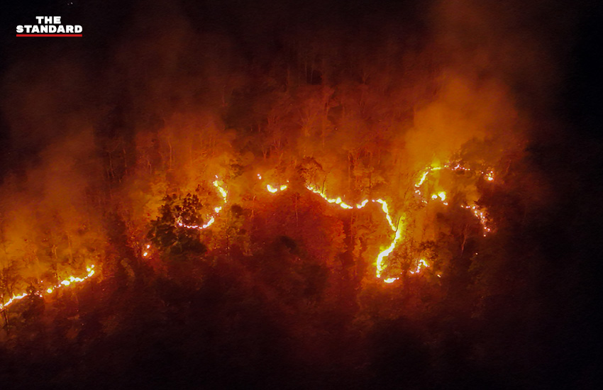 ภาพเจ้าหน้าที่ระดมกำลังเดินเท้าเข้าควบคุมไฟป่าที่ลุกลามในพื้นที่หน้าผาสูงชันอำเภอแม่ออน 3