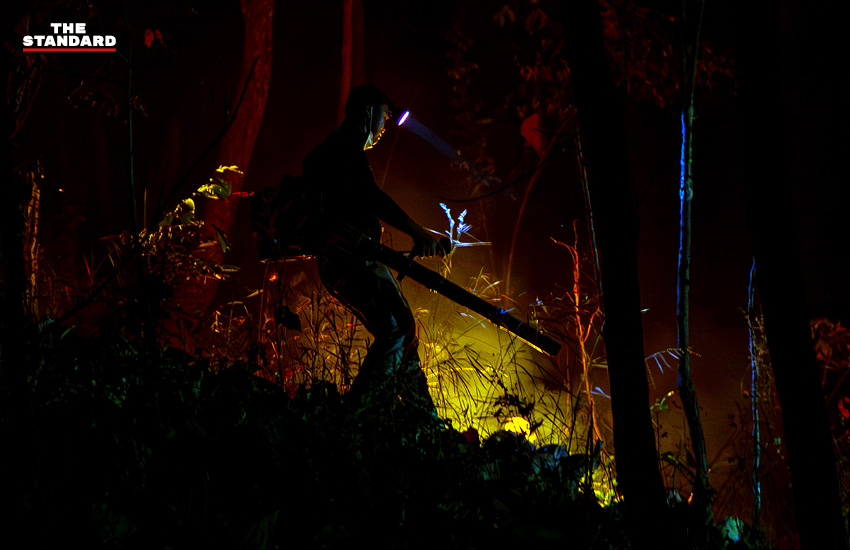 ภาพเจ้าหน้าที่ระดมกำลังเดินเท้าเข้าควบคุมไฟป่าที่ลุกลามในพื้นที่หน้าผาสูงชันอำเภอแม่ออน 5