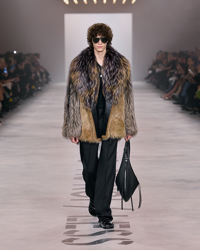 ภาพคอลเล็กชัน FENDI BY MARIA GRAZIA CHIURI ที่โดดเด่นด้วยชุดสีดำและสไตล์ทหาร 1