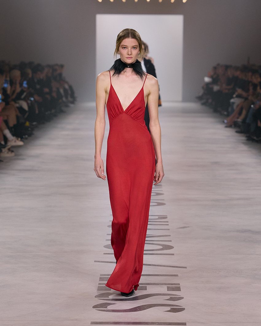 ภาพคอลเล็กชัน FENDI BY MARIA GRAZIA CHIURI ที่โดดเด่นด้วยชุดสีดำและสไตล์ทหาร 2