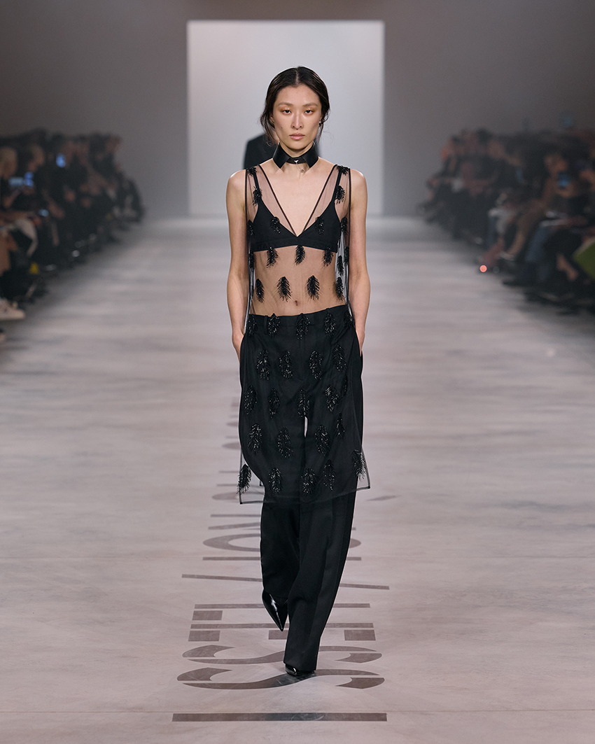 ภาพคอลเล็กชัน FENDI BY MARIA GRAZIA CHIURI ที่โดดเด่นด้วยชุดสีดำและสไตล์ทหาร 4