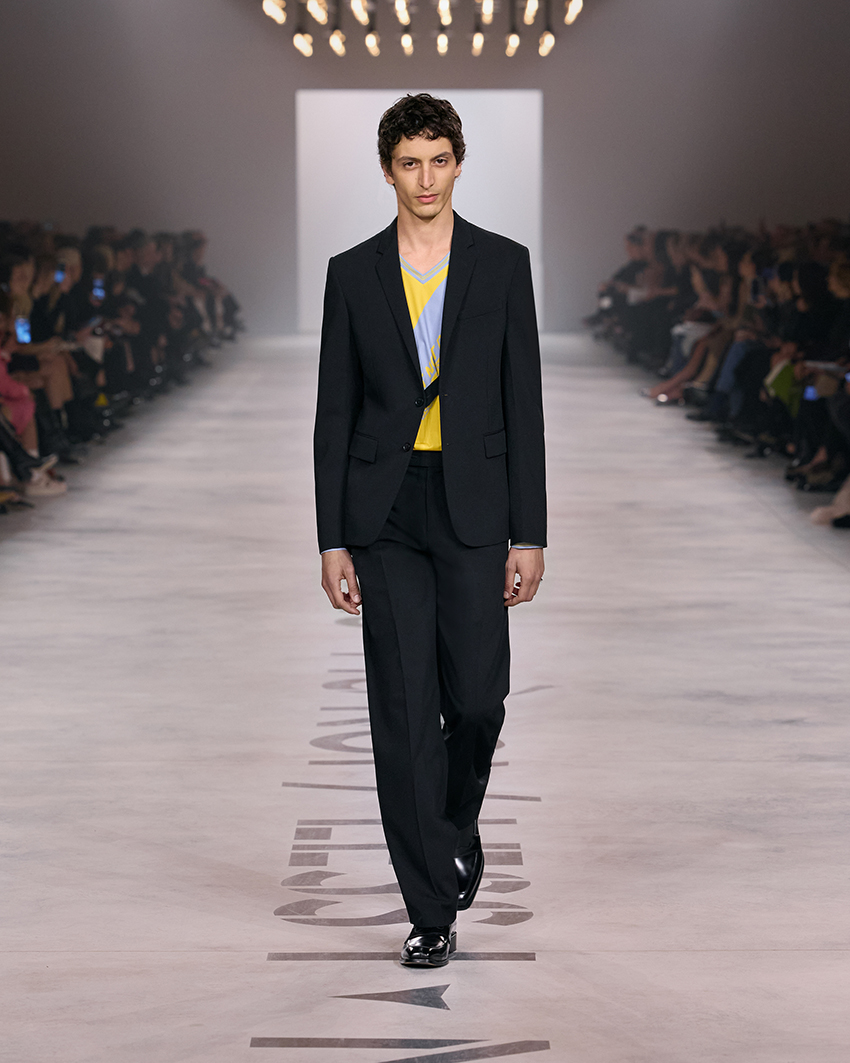 ภาพคอลเล็กชัน FENDI BY MARIA GRAZIA CHIURI ที่โดดเด่นด้วยชุดสีดำและสไตล์ทหาร 5