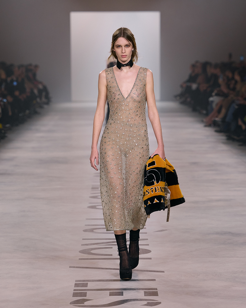 ภาพคอลเล็กชัน FENDI BY MARIA GRAZIA CHIURI ที่โดดเด่นด้วยชุดสีดำและสไตล์ทหาร 6