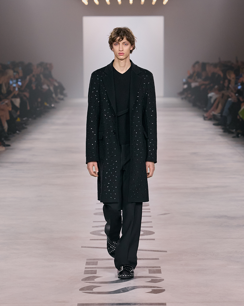 ภาพคอลเล็กชัน FENDI BY MARIA GRAZIA CHIURI ที่โดดเด่นด้วยชุดสีดำและสไตล์ทหาร 7