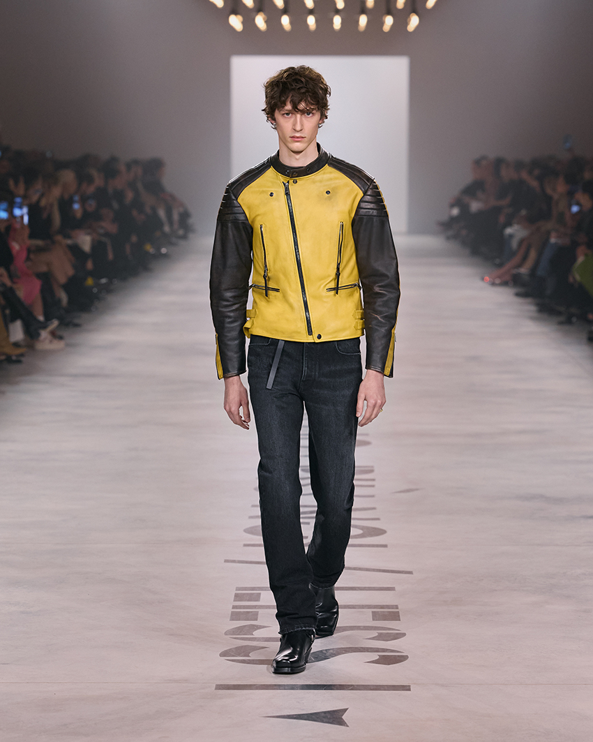 ภาพคอลเล็กชัน FENDI BY MARIA GRAZIA CHIURI ที่โดดเด่นด้วยชุดสีดำและสไตล์ทหาร 8