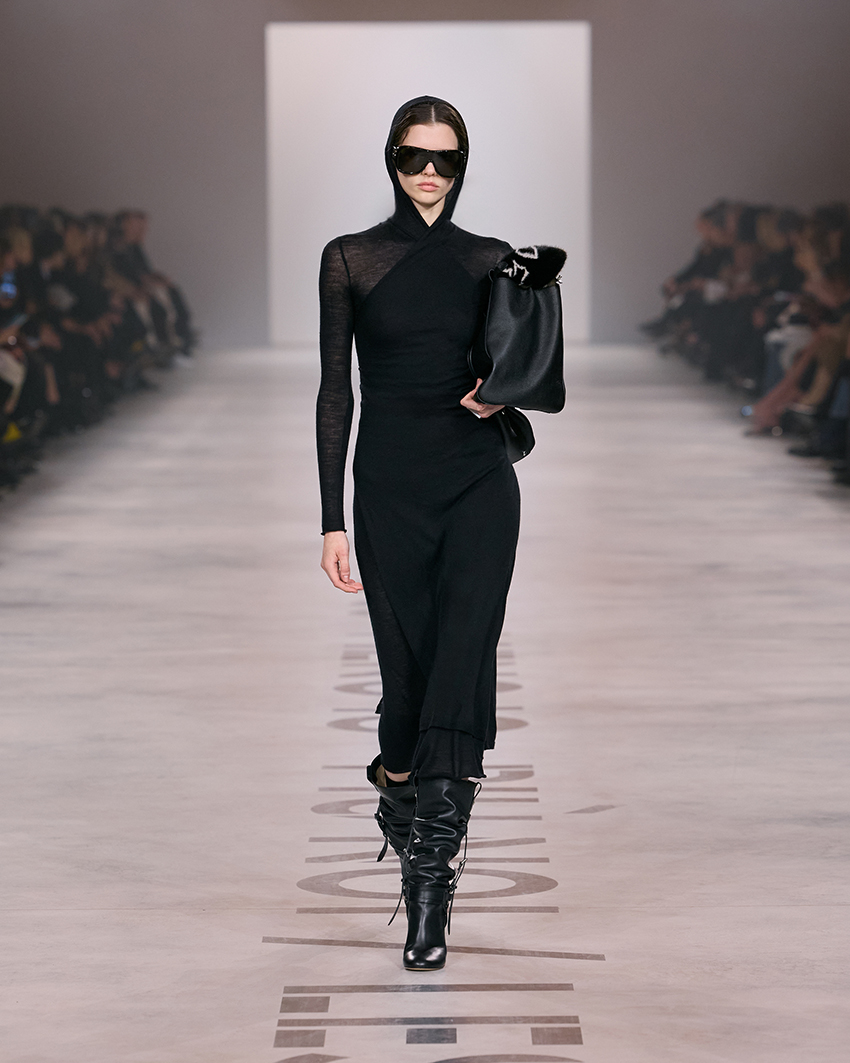 ภาพคอลเล็กชัน FENDI BY MARIA GRAZIA CHIURI ที่โดดเด่นด้วยชุดสีดำและสไตล์ทหาร 9