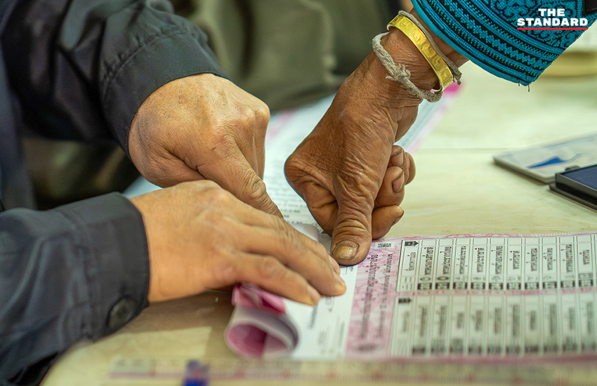 ชาวม้ง บ้านขุนช่างเคี่ยน เชียงใหม่ แต่งกายชุดชนเผ่าร่วมใช้สิทธิ์เลือกตั้งและประชามติ 2