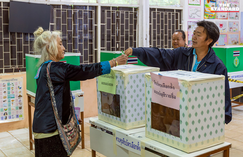 ชาวม้ง บ้านขุนช่างเคี่ยน เชียงใหม่ แต่งกายชุดชนเผ่าร่วมใช้สิทธิ์เลือกตั้งและประชามติ 3