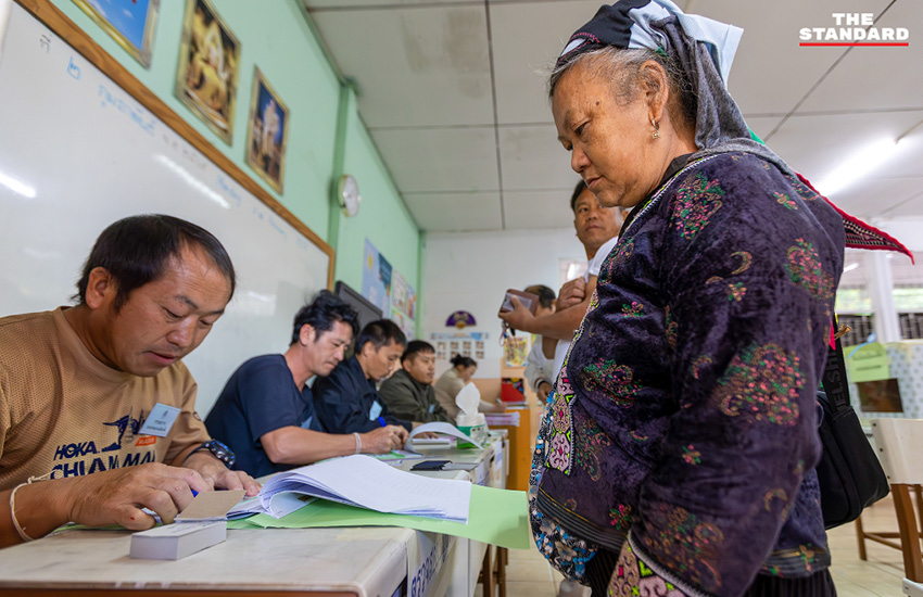 ชาวม้ง บ้านขุนช่างเคี่ยน เชียงใหม่ แต่งกายชุดชนเผ่าร่วมใช้สิทธิ์เลือกตั้งและประชามติ 4
