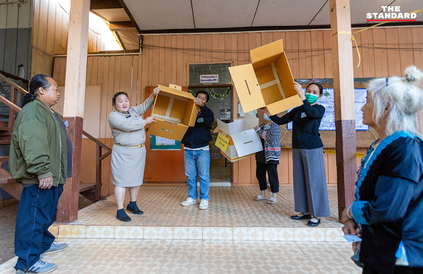 ชาวม้ง บ้านขุนช่างเคี่ยน เชียงใหม่ แต่งกายชุดชนเผ่าร่วมใช้สิทธิ์เลือกตั้งและประชามติ 7