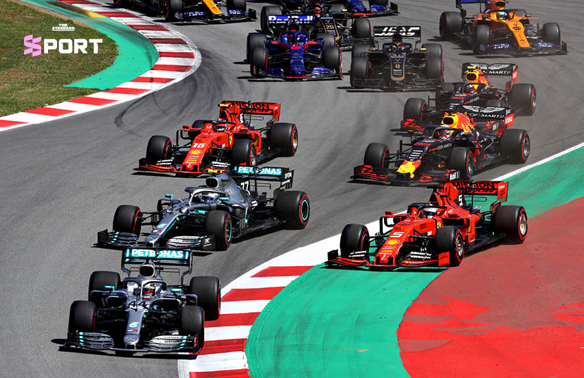 มิชาเอล ชูมัคเกอร์ นักแข่งรถฟอร์มูลาวันระดับตำนาน ในชุดแข่งและหมวกกันน็อกของทีมเฟอร์รารี 1