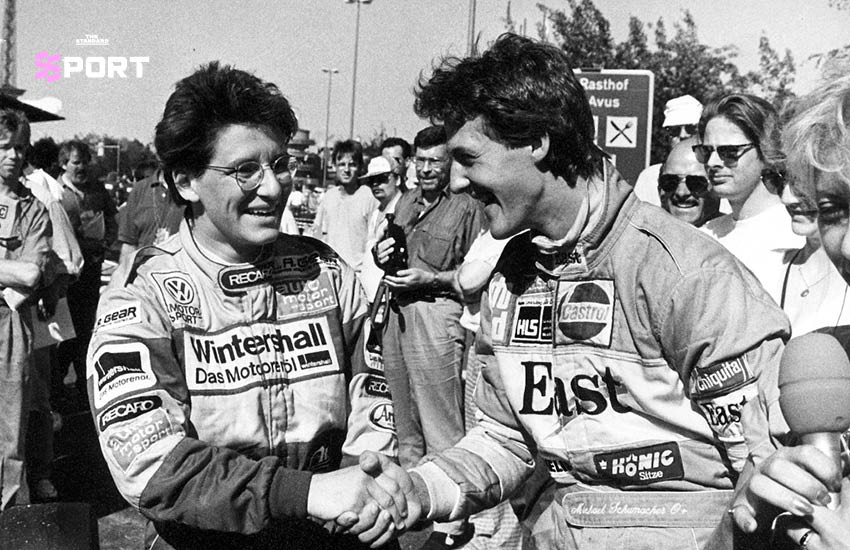 มิชาเอล ชูมัคเกอร์ นักแข่งรถฟอร์มูลาวันระดับตำนาน ในชุดแข่งและหมวกกันน็อกของทีมเฟอร์รารี 2