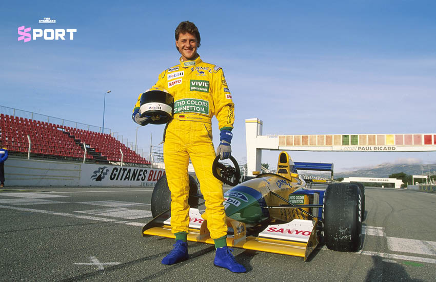 มิชาเอล ชูมัคเกอร์ นักแข่งรถฟอร์มูลาวันระดับตำนาน ในชุดแข่งและหมวกกันน็อกของทีมเฟอร์รารี 3