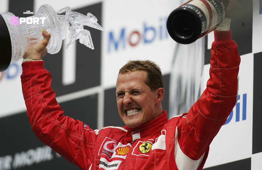 มิชาเอล ชูมัคเกอร์ นักแข่งรถฟอร์มูลาวันระดับตำนาน ในชุดแข่งและหมวกกันน็อกของทีมเฟอร์รารี 4